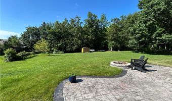 784 Robinhood Dr, Aurora, OH 44202