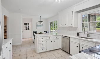 10016 Whitethorn Dr, Charlotte, NC 28277