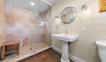 10 11TH St, Beach Haven, NJ 08008