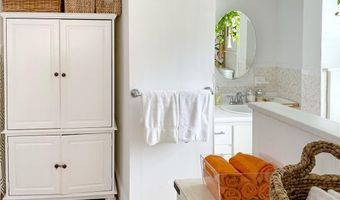 5 Gardiner St, Newport, RI 02840