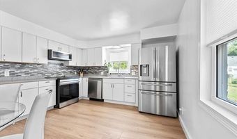 9684 Fox Ave, Allen Park, MI 48101