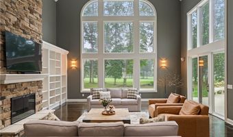 438 Club Dr, Aurora, OH 44202