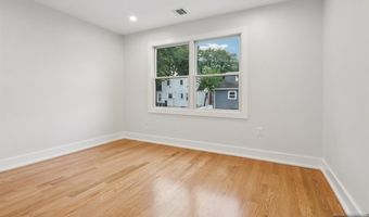 14 Redwood St, Bergenfield, NJ 07621