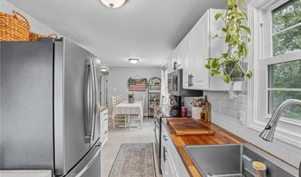 94 Maxson Hill Rd, Hopkinton, RI 02804
