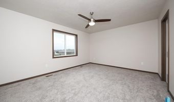 2425 E Caolinn Pl, Brandon, SD 57005