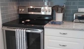 97 Center Ave, Middletown, RI 02842