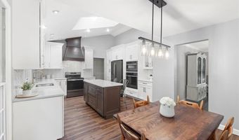 1008 Westrun Dr, Ballwin, MO 63021