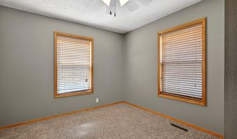 134 W College St, Aurora, MO 65605