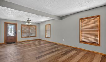 134 W College St, Aurora, MO 65605