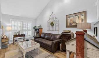 800 Whispering Village Cir, Ballwin, MO 63021