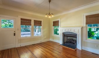 15 8th St, Apalachicola, FL 32320