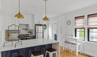 11 Sunshine Ct, Newport, RI 02840