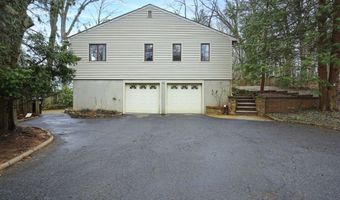 222 Red Hill Rd, Middletown, NJ 07748