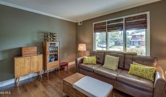 4 Fairway Ct, Albany, NY 12208