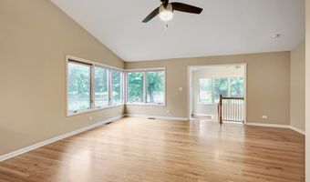 17 Willow St, Algonquin, IL 60102