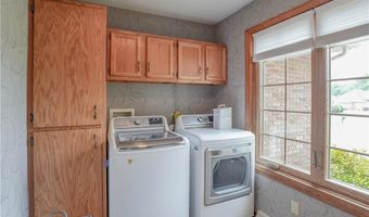 2641 Topflite Dr, Akron, OH 44312