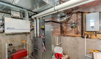 20 Birch View Ct, Cranston, RI 02921