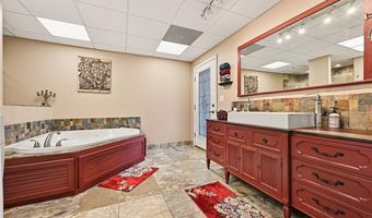 17251 Hollingsworth Rd, Basehor, KS 66007