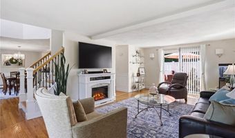 34 Brooks Farm Dr, Bristol, RI 02809