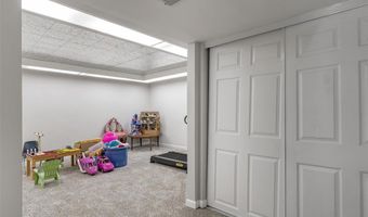 463 Londondary Dr, Ballwin, MO 63011