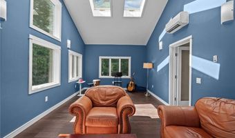 37 Dye Hill Rd, Hopkinton, RI 02832
