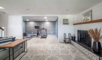 51 Mountain View Dr, Brookfield, CT 06804