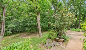 16 Meadowbrook Country Club Est, Ballwin, MO 63011