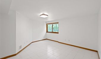 16 Meadowbrook Country Club Est, Ballwin, MO 63011