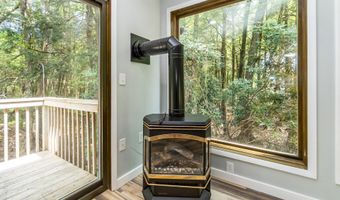 18 Holiday Dr, Albrightsville, PA 18210