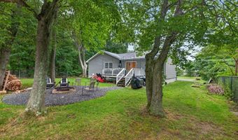 79 Pembroke Ave, Acushnet, MA 02743