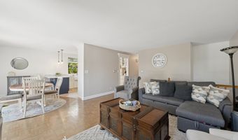 202 W Tanglewood Dr, Arlington Heights, IL 60004