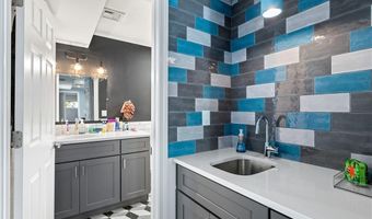 4 James St, Middletown, RI 02842