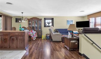 35 Sycamore Dr, Cranston, RI 02921