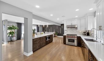 24 W Berkley Dr, Arlington Heights, IL 60004