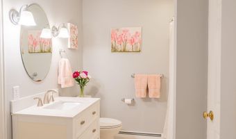 24 Surrey Ln, Falmouth, ME 04105
