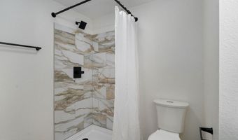 933 S Rinker Ave, Aurora, MO 65605