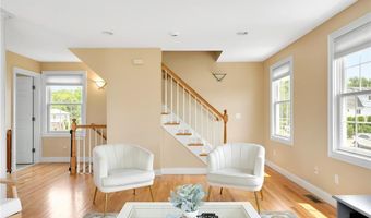 8 Green Acres Dr, Narragansett, RI 02882