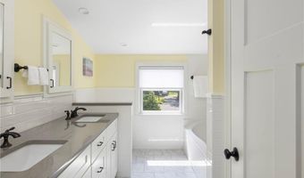 3 Oak St, Middletown, RI 02842