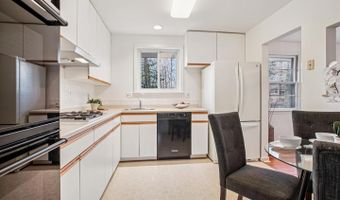 8928 CHELTONHAM Pl, Annandale, VA 22003