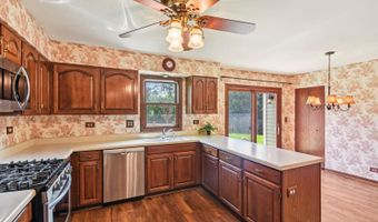 761 Mayfair Ln, Algonquin, IL 60102