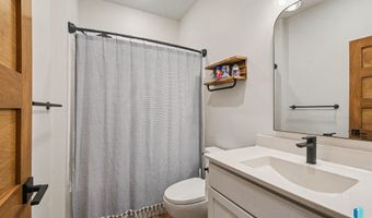 1001 S Moonlight Cir, Brandon, SD 57005