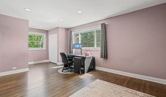 330 N Country Club Dr, Addison, IL 60101
