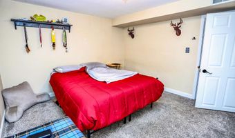 1977 Country Ln, Aberdeen, SD 57401