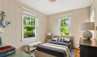 25 Renfrew Ave, Middletown, RI 02842