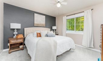 208 W Chapelwood Dr, Brandon, SD 57005