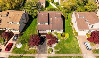 28 Crest Hollow Ln, Albertson, NY 11507