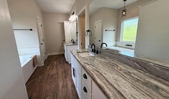 632 Hiram Dr, Bauxite, AR 72011
