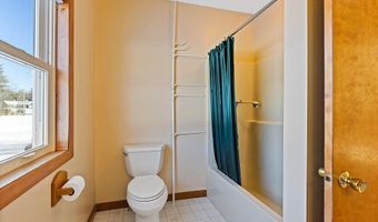 9 Snug Harbor Rd, Belgrade, ME 04917