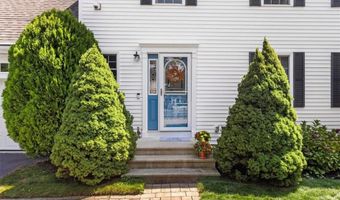 8 Mckay Ct, Warwick, RI 02889