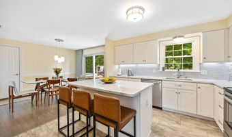 20 Club Ln, Cheshire, CT 06410